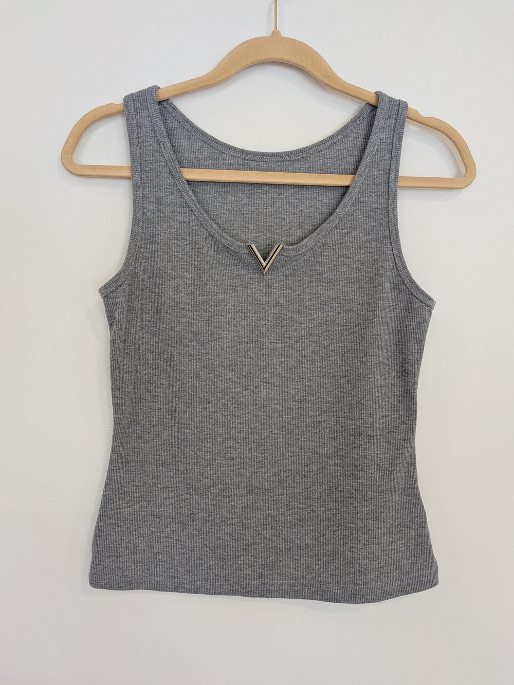 Gray Knit Ribbed V Neck Tank Top Metal Accent Sleeveless Wide Strap Women's S